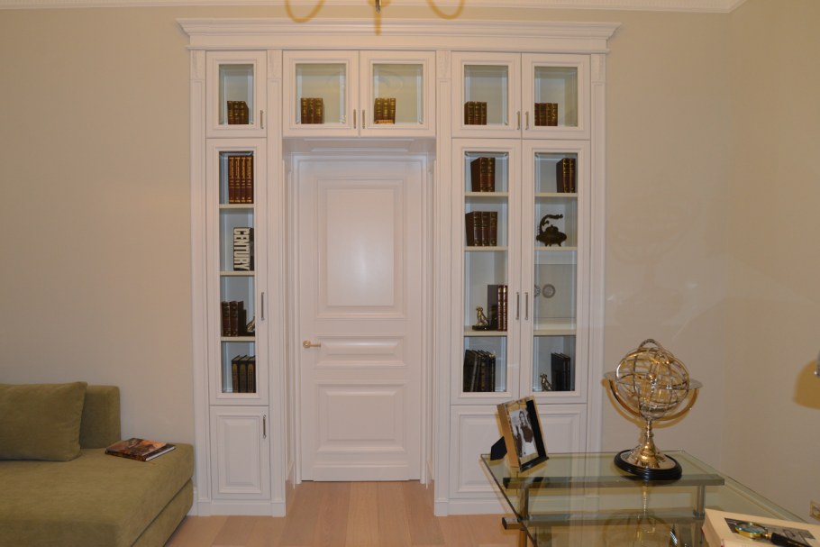 Книжный шкаф вокруг дверного проема