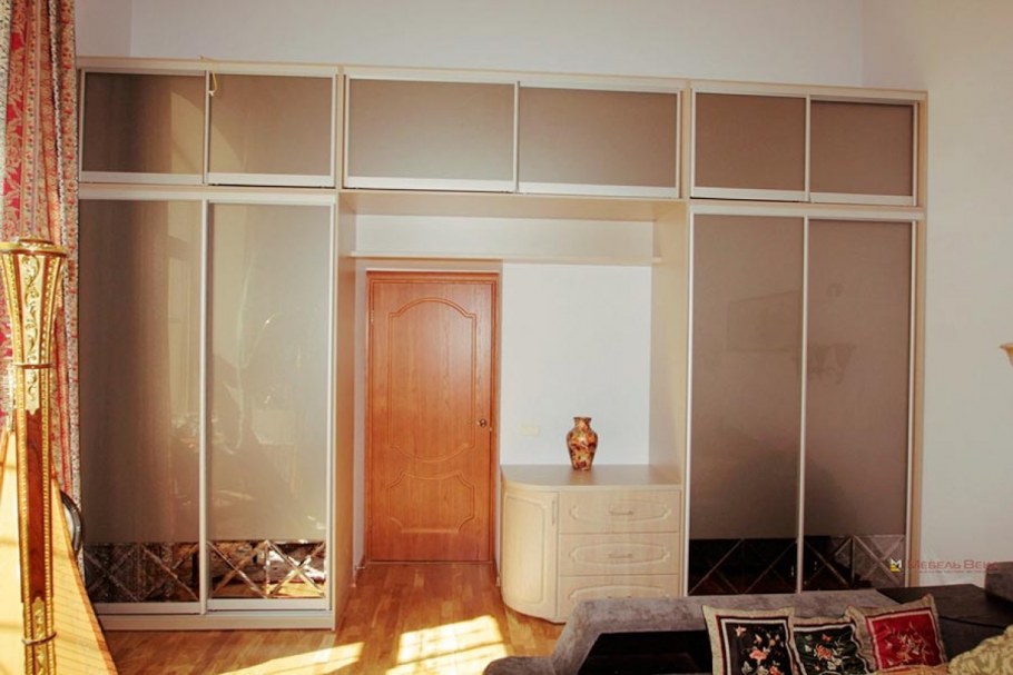 Встроенный шкаф купе с антресолью