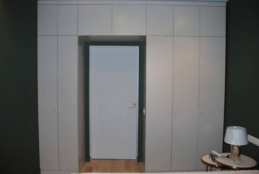Шкаф вокруг дверного проема