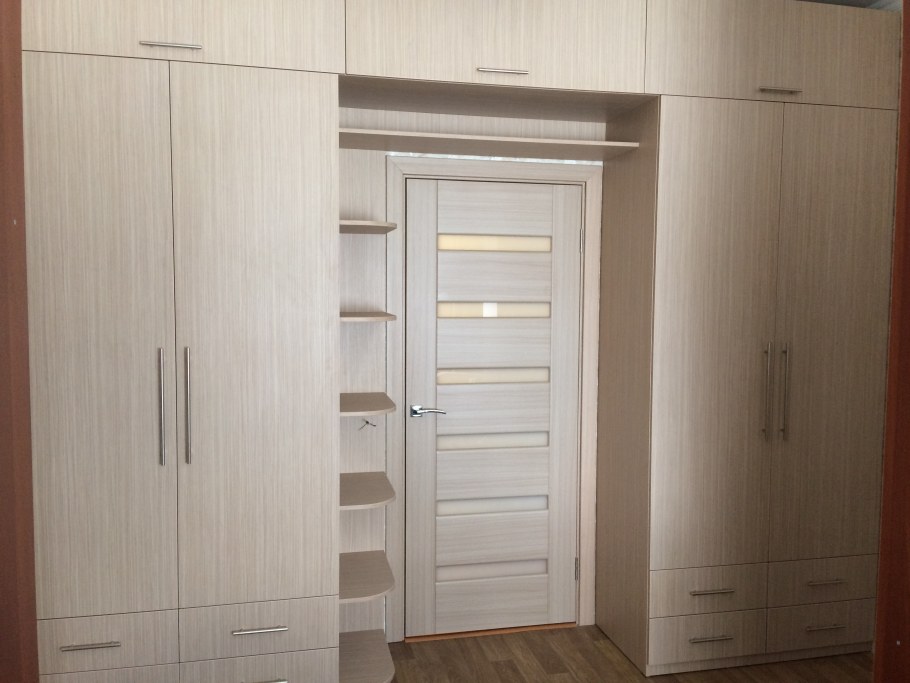 Платяной шкаф вокруг двери