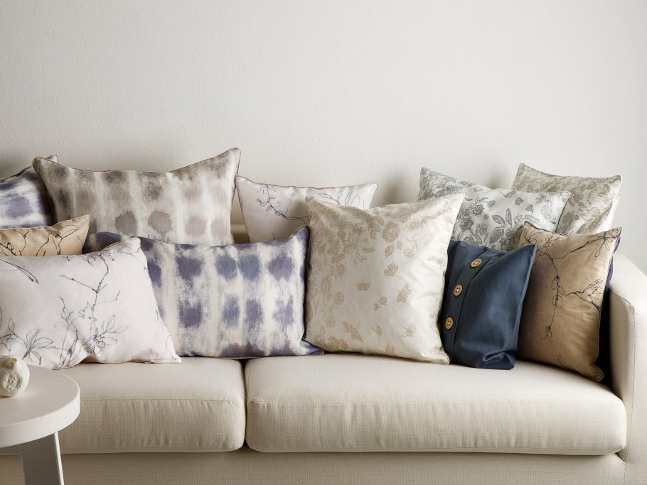 Декоративная акцентная подушка в интерьере