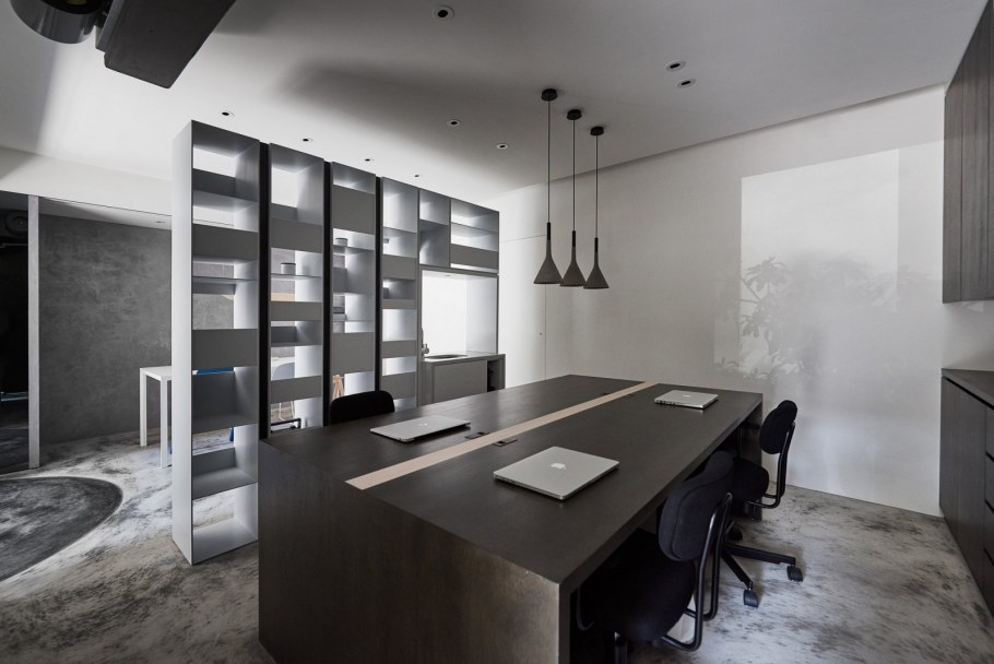 Серый офисный интерьер