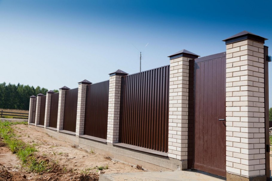 Забор кирпичные столбы RAL 8017 , профлист RAL 7024