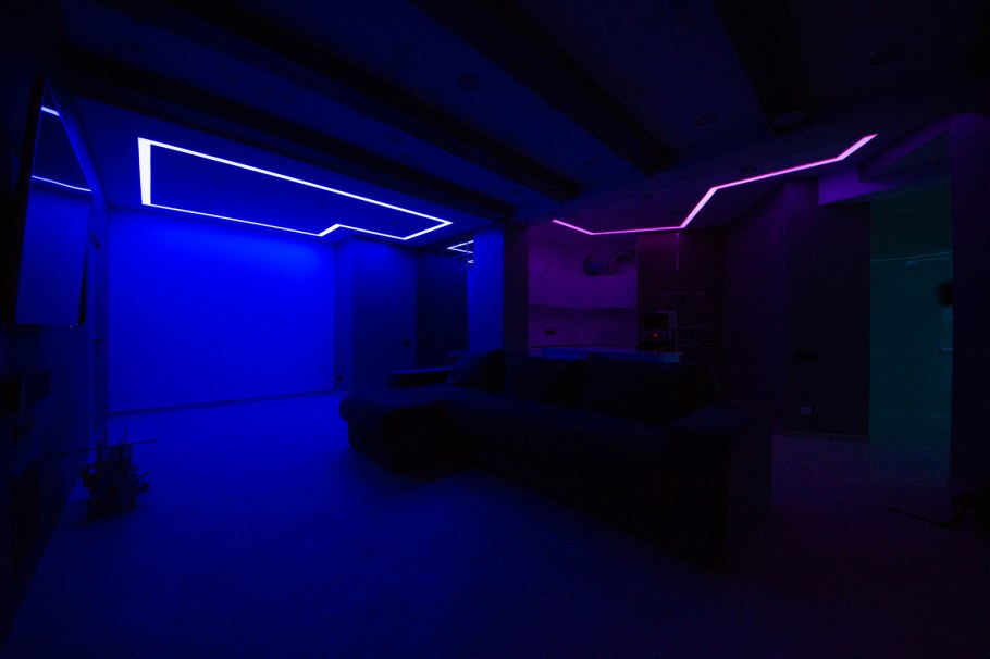 Неоновая комната