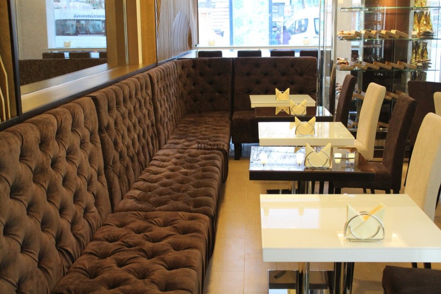 Цвет дивана под бежевые обои