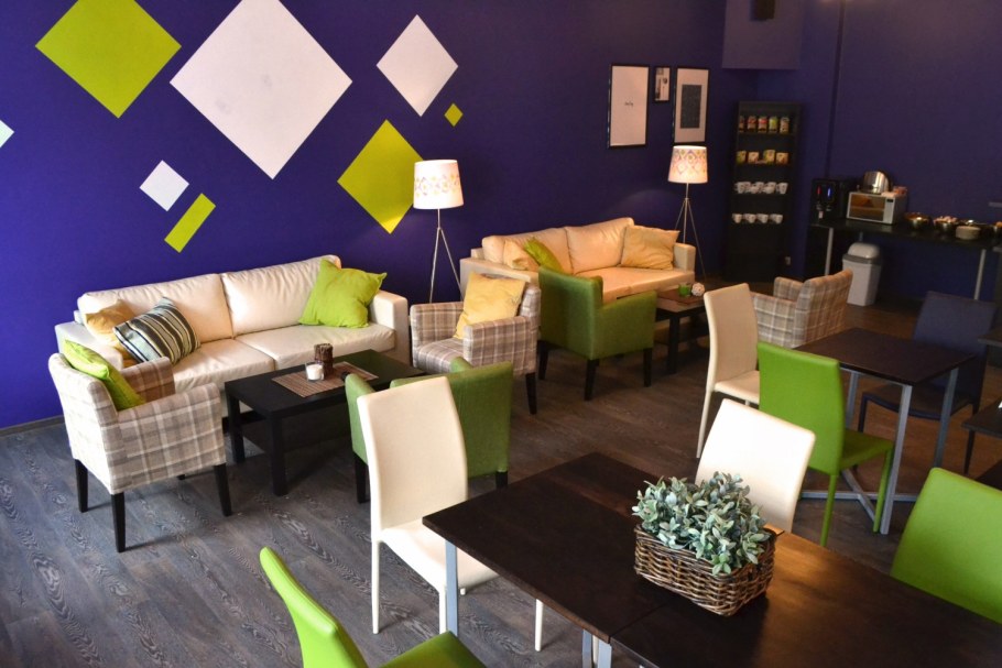 Светло коричневый диван