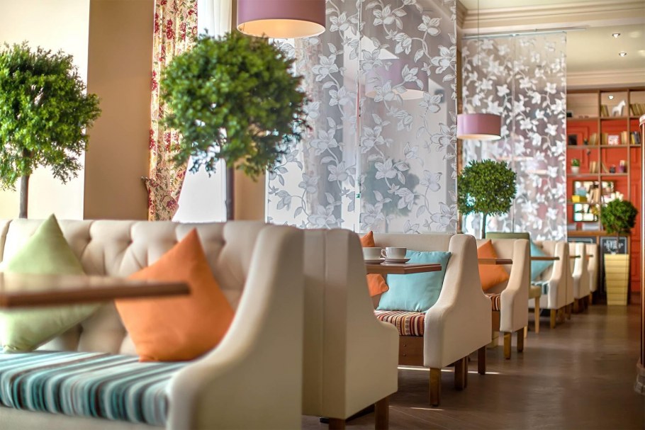 Салатовый диван