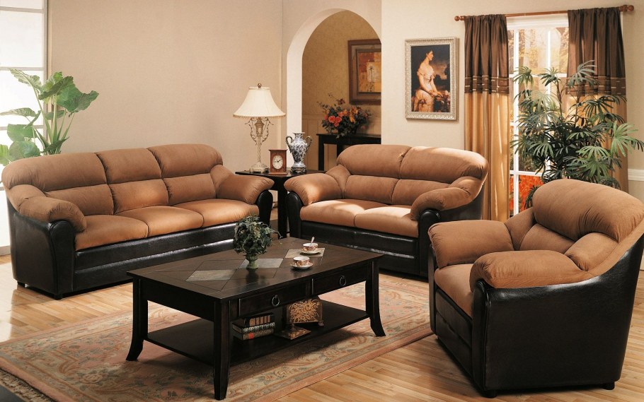 Коричневый диван в гостиной