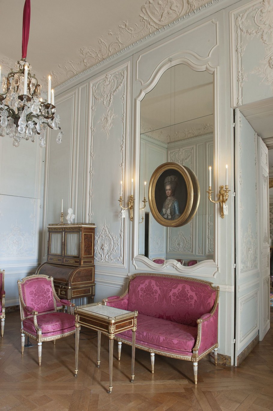 Дворцовая мебель рококо