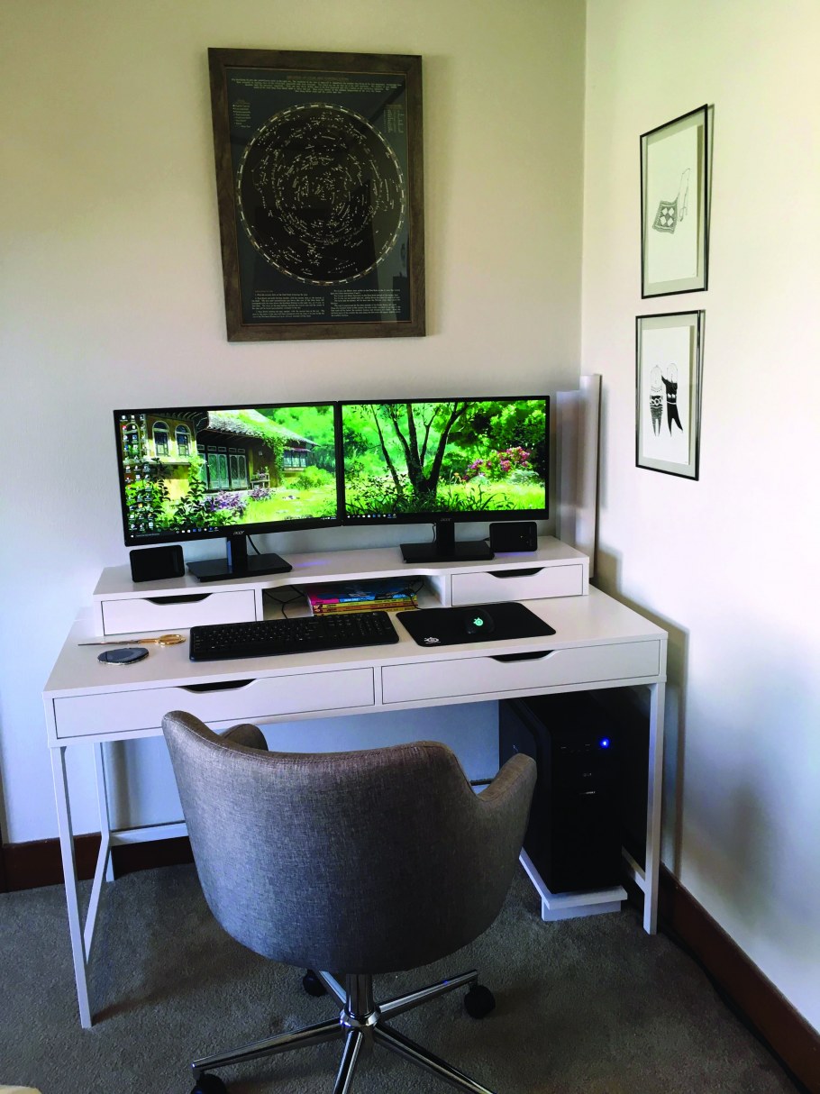 Комната с компьютерным столом