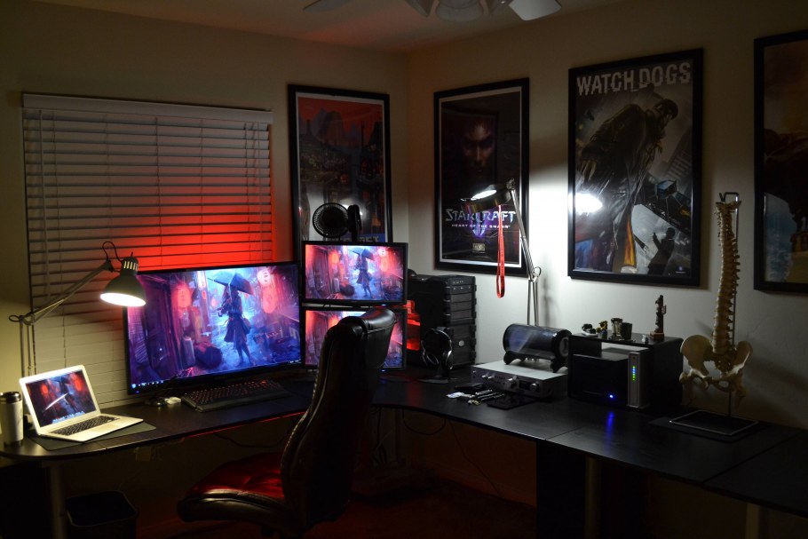 Геймерская комната в темных тонах