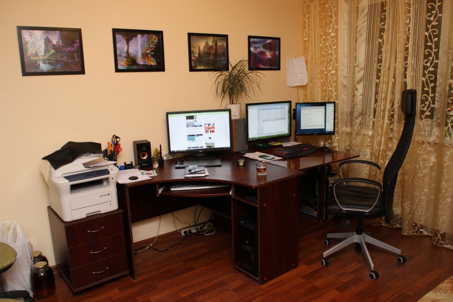 Компьютерный стол программиста