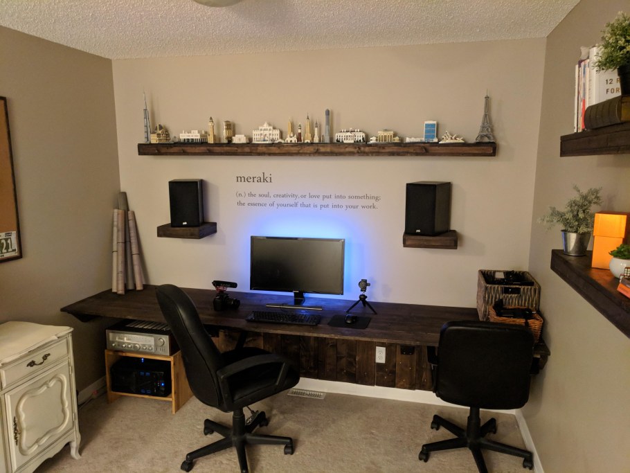 Комната геймера со столом-подоконником