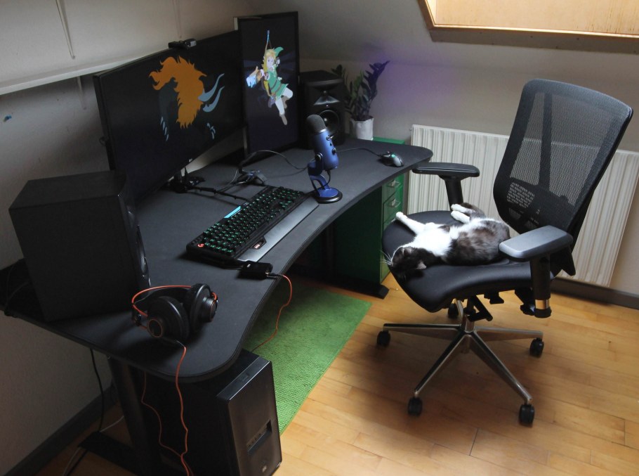 Геймерский стол в интерьере