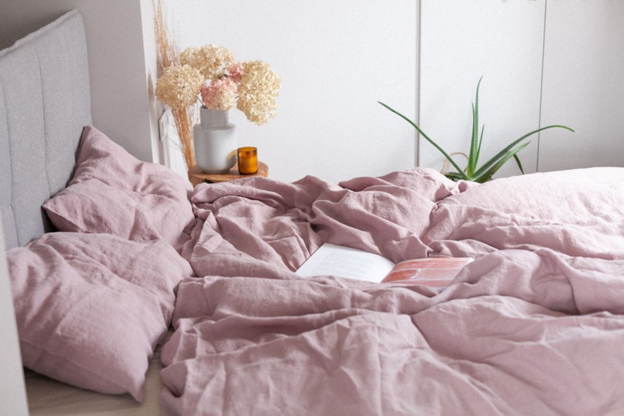 Темно розовый диван в интерьере