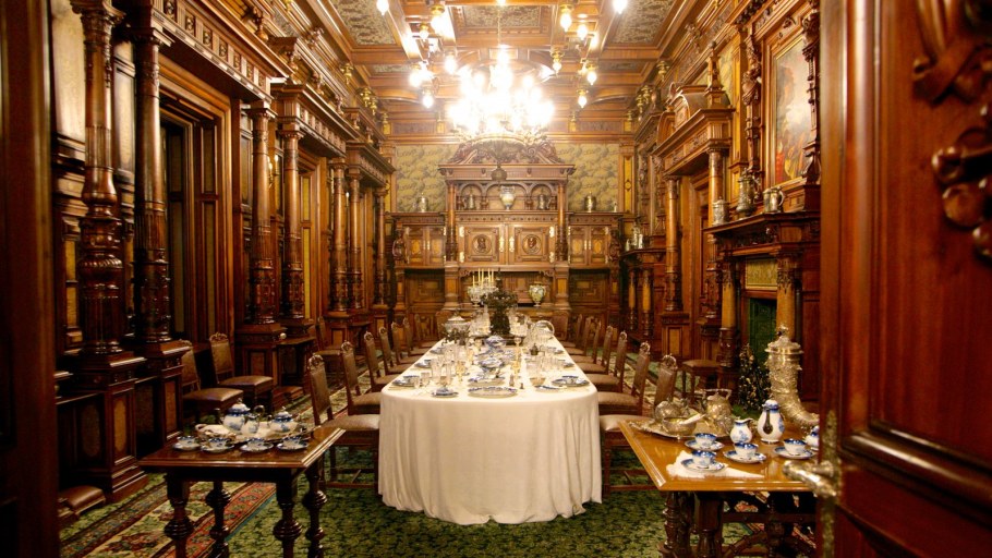 Замок Пелеш план