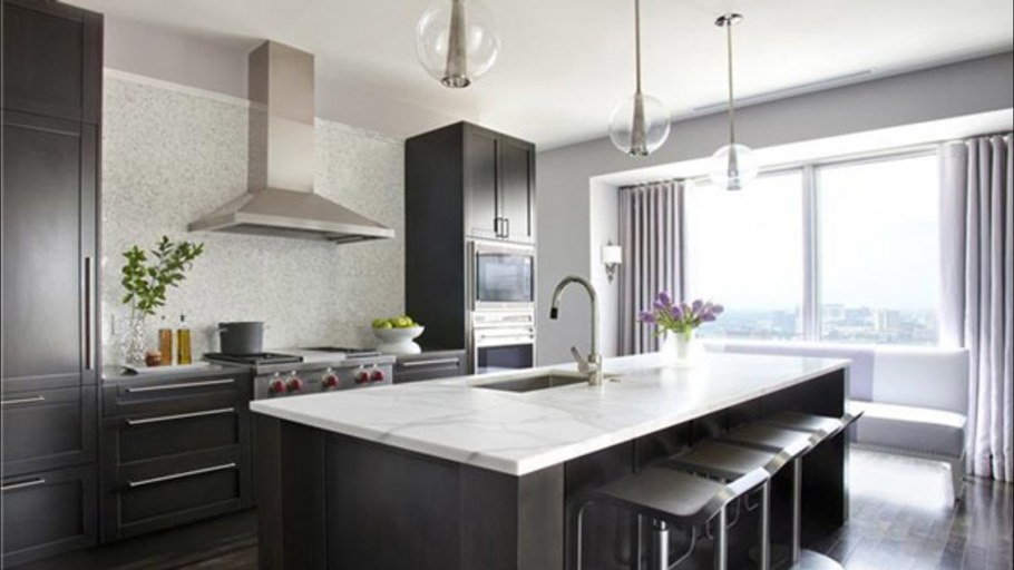 Кухня с темным полом