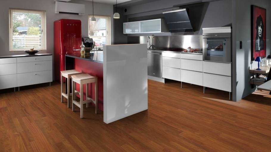 Современная кухня с белым полом