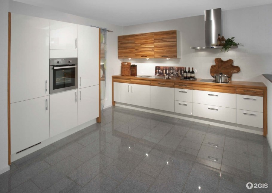 Белая глянцевая кухня с деревянной столешницей