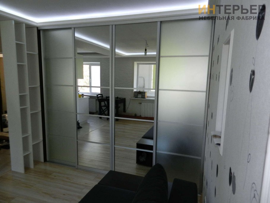 Встроенный шкаф купе с зеркалом