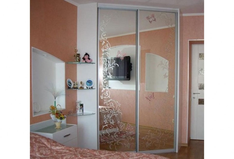 Угловой зеркальный шкаф в спальню