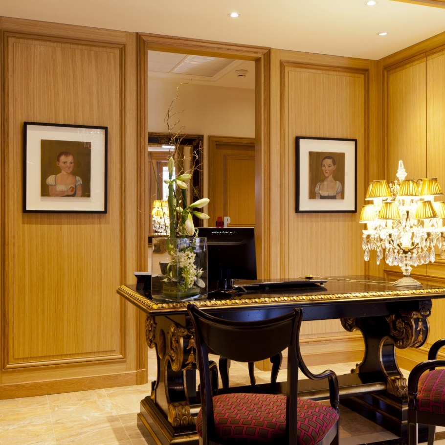 Интерьер ресепшена в классическом стиле