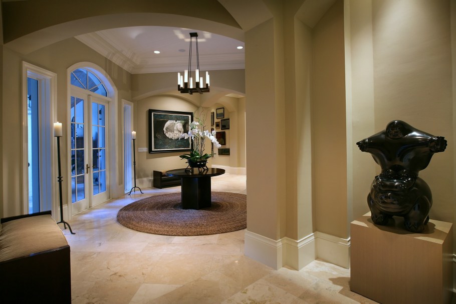 Покраска стен в холле