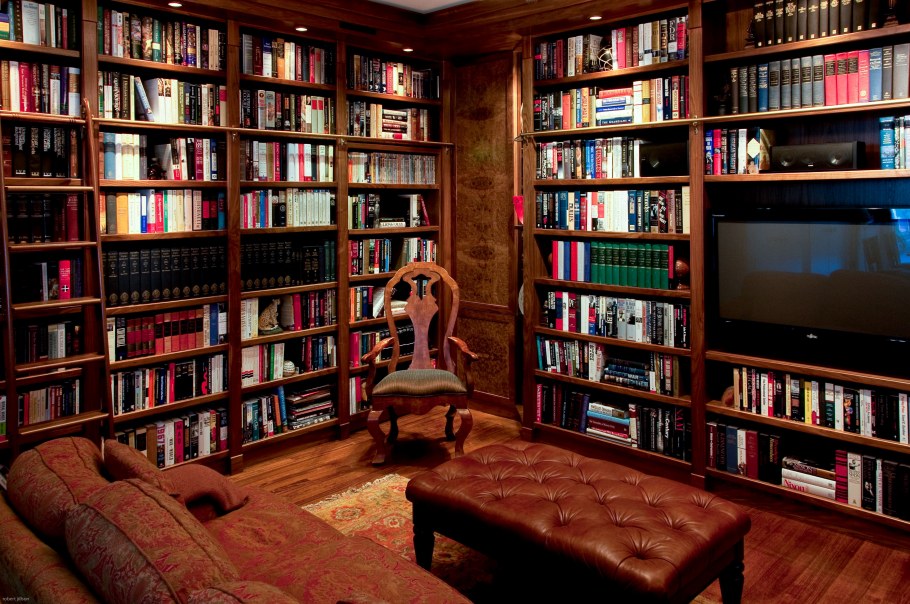 Огромный книжный шкаф