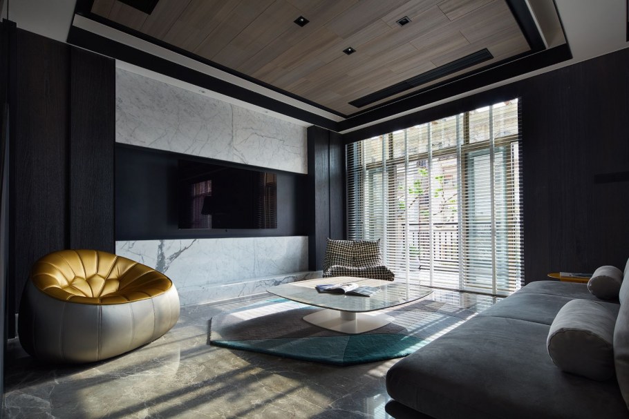 Гостиная с камином в бордовом цвете