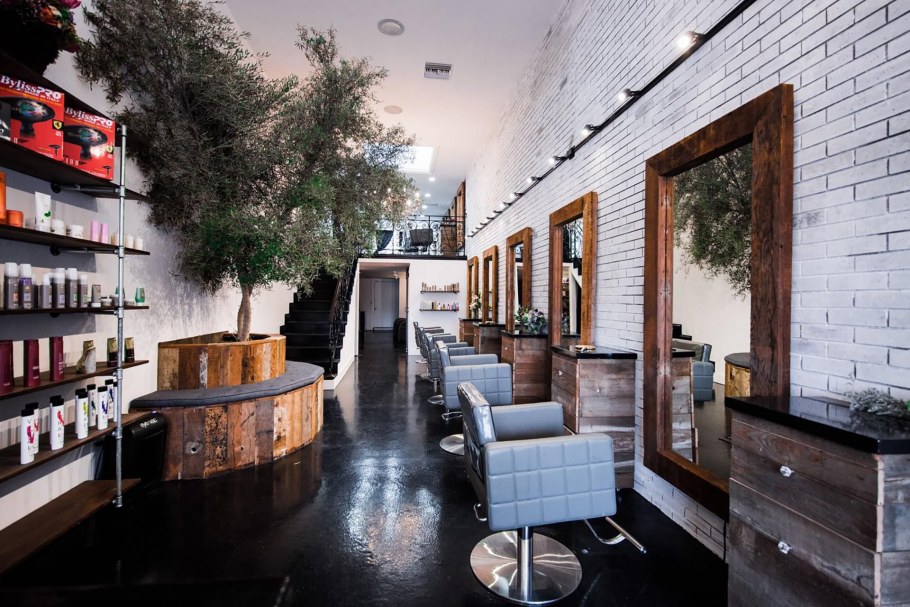 Парикмахерская в деревянном стиле