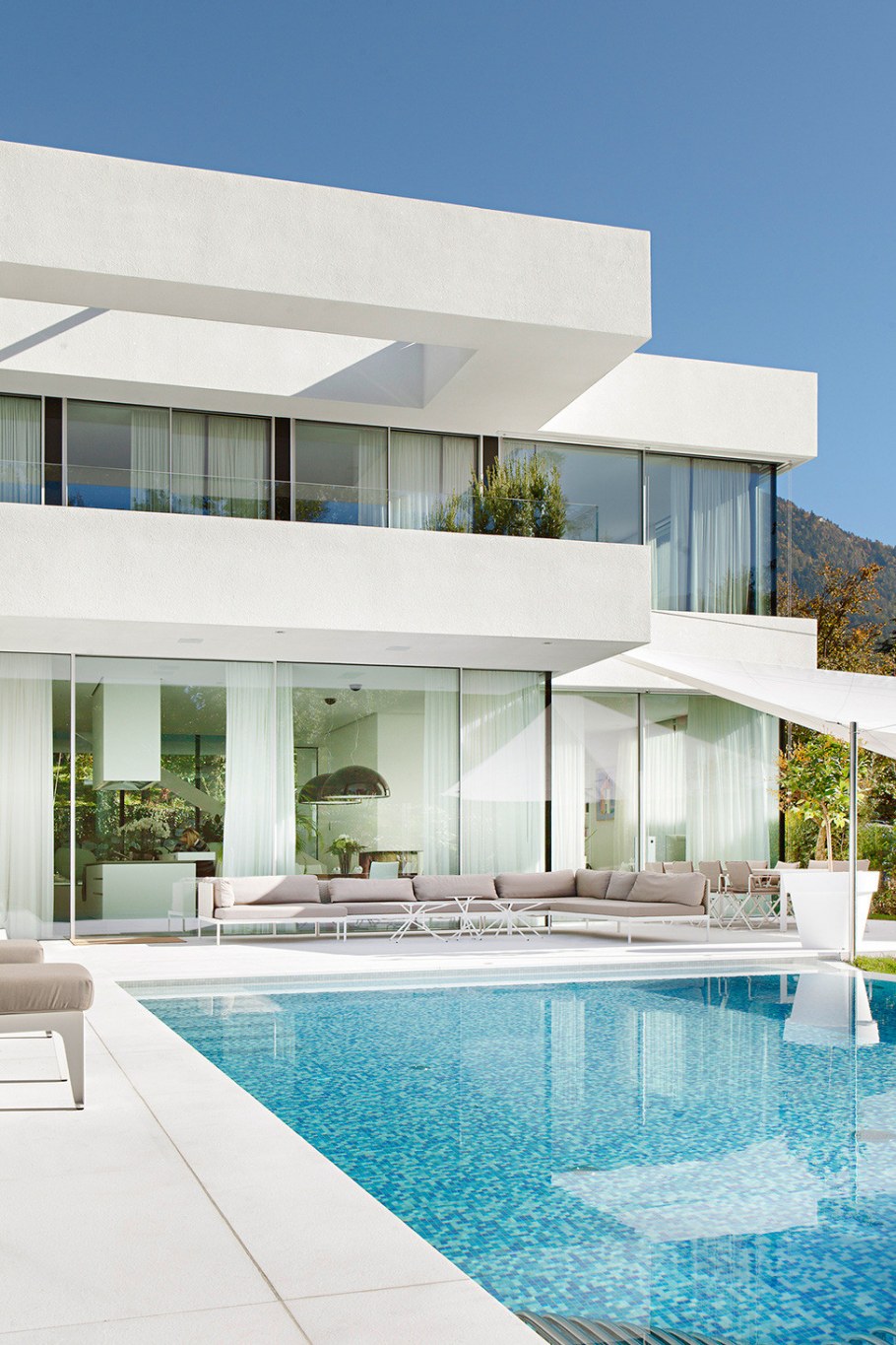 Двухэтажная вилла с бассейном