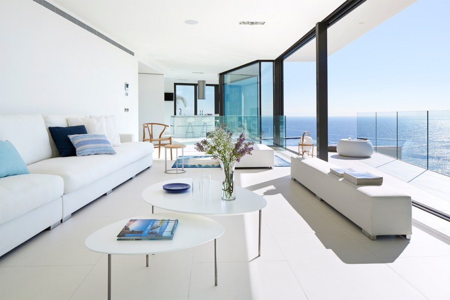 Современный дом с видом на море