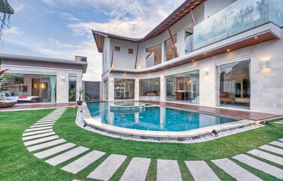 Красивый дом с бассейном