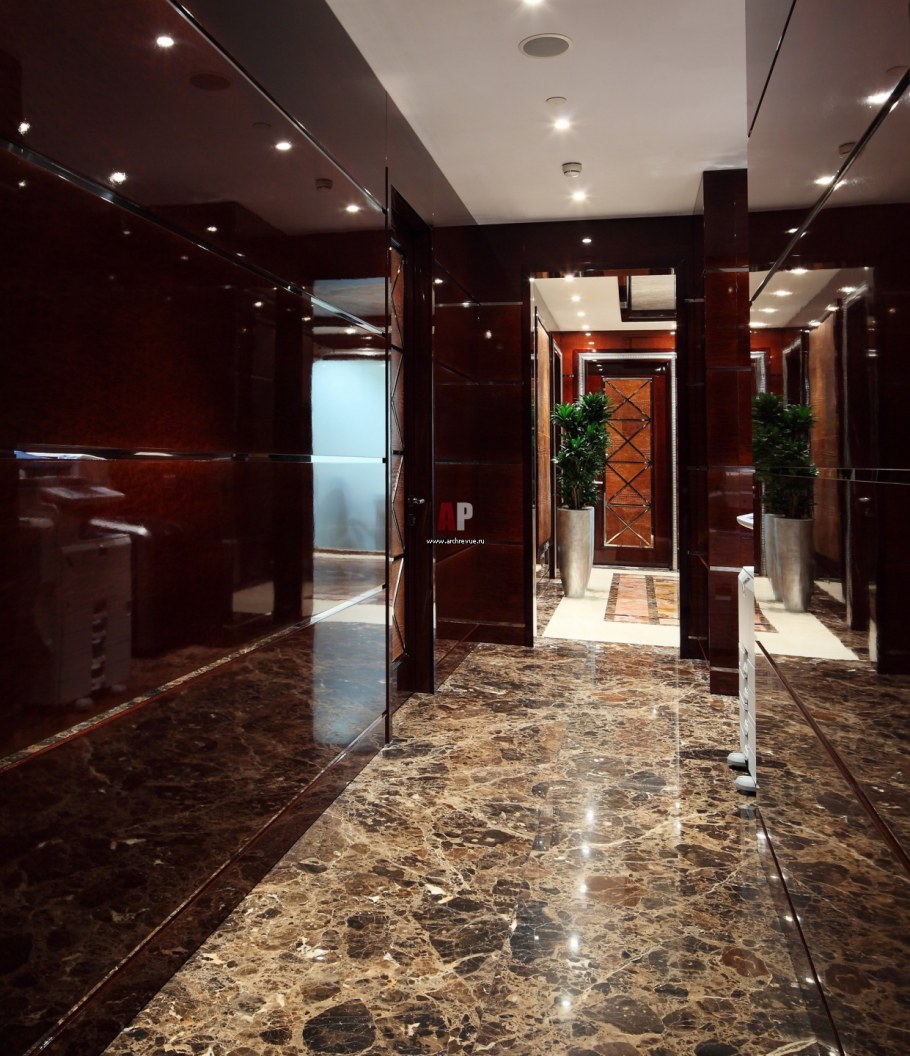 Черная мраморная плитка в прихожей