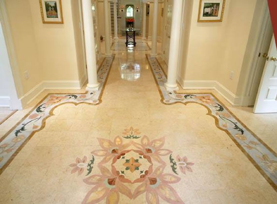 Пол из мрамора в прихожей