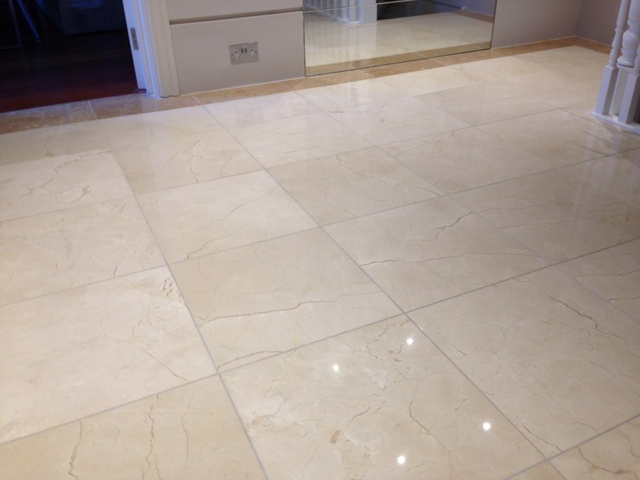 Глянцевая плитка для пола в прихожей