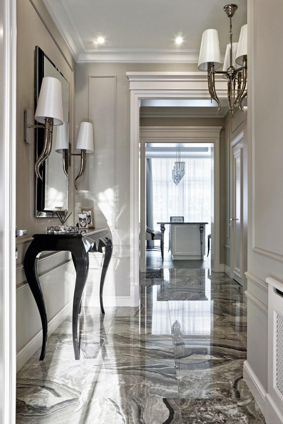 Мраморная плитка в коридоре