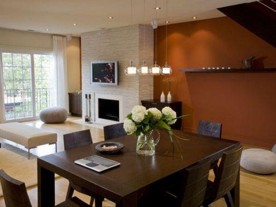 Гостиная с камином и обеденным столом