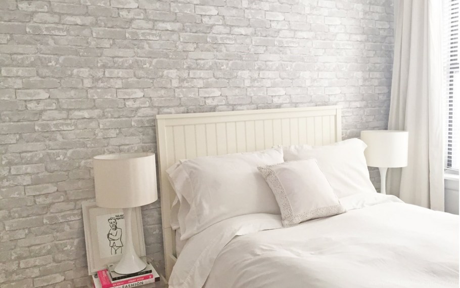 Имитация белого кирпича в спальне