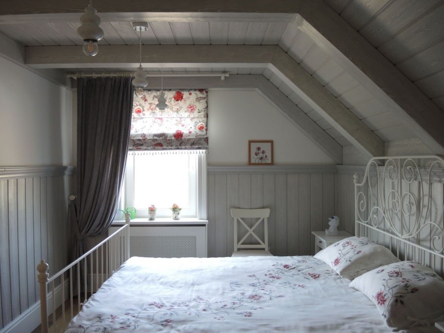 Интерьер для мансарды с длинной люстрой