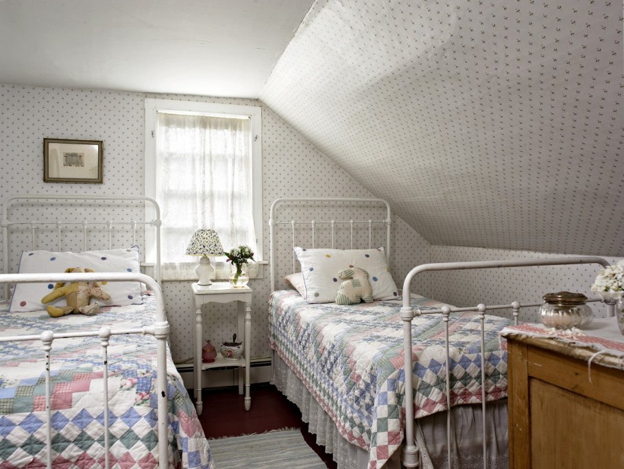 Выгонка на потолке мансарды