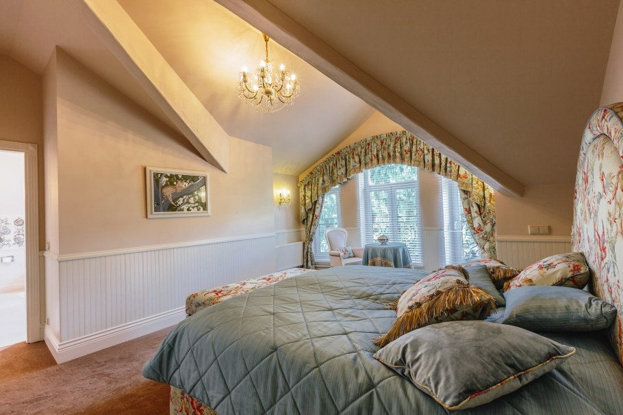 Спальня в мансарде Прованс