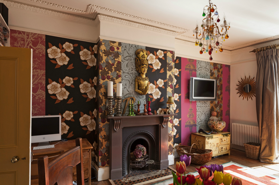 Обои в зал комбинированные с камином