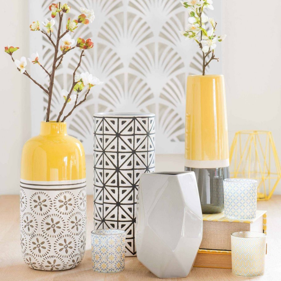 Желтая ваза в интерьере