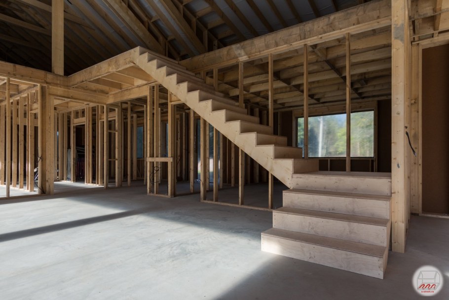 Каркасно щитовой дом на участке с бассейнов