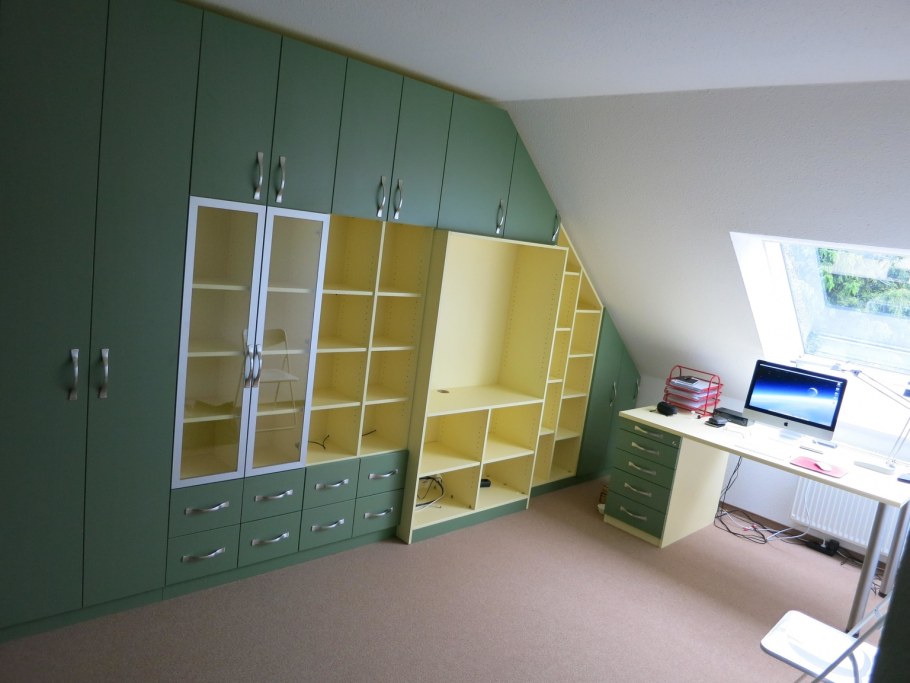 Встроенная мебель на мансарде