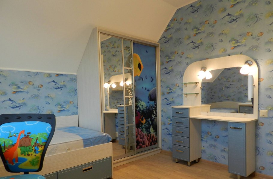 Шкаф в мансарде со скошенным потолком