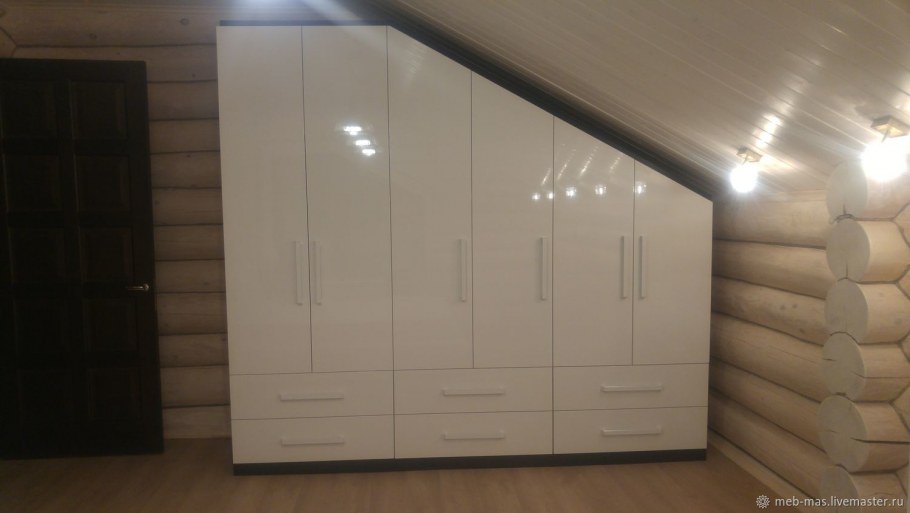 Встроенные шкафы на мансарде