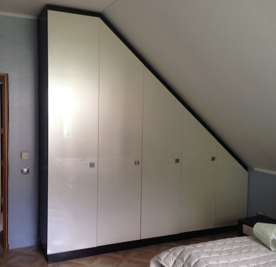 Встроенные шкафы на мансарде