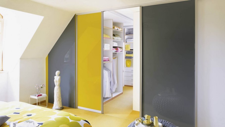 Шкаф в мансардной комнате